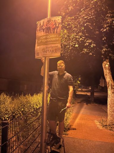 Adrian Sprenger beim Plakatieren in Holzhausen