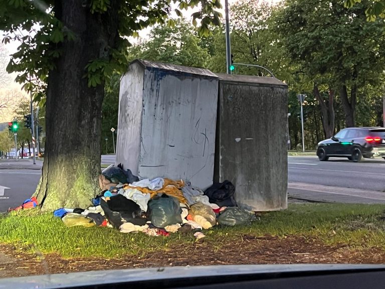 ©Bad Pyrmont Intakt Müll vor Altkleidercontainer in Bad Pyrmont