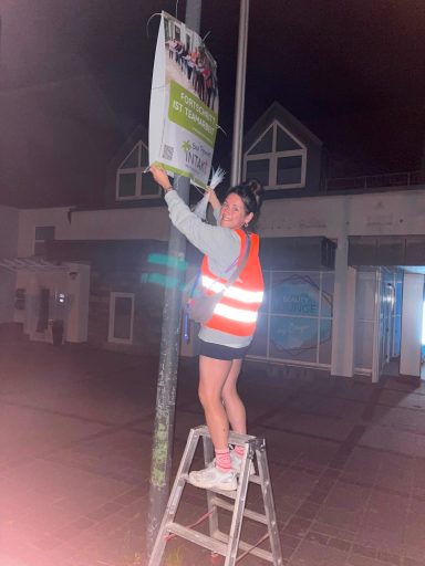 Jessica Zeuner beim Plakattieren auf dem Hagen